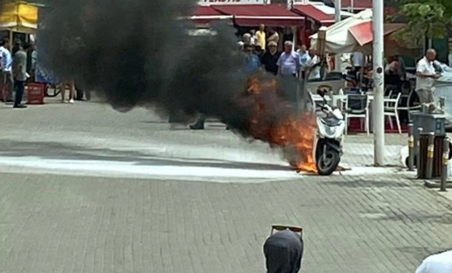 Motosiklet alev alev yandı