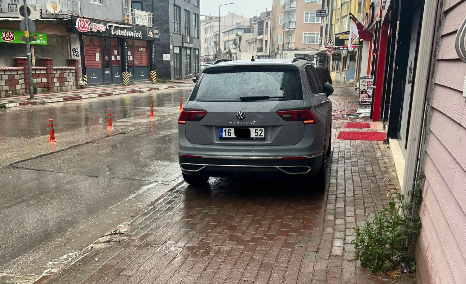 İnegöl'de sürücünün rahatlığı pes dedirtti!