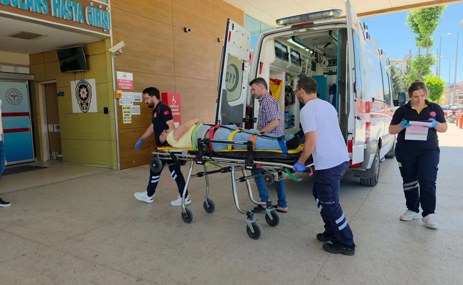 İnegöl'de devrilen suntaların altında kaldı