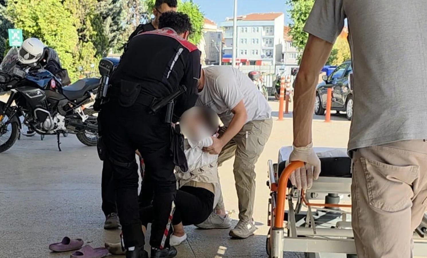 İnegöl'de kocasını bıçakladı, acilde fenalaştı