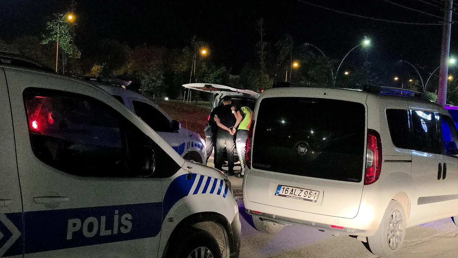 İnegöl'de hareketli gece, 2 kişi gözaltına alındı