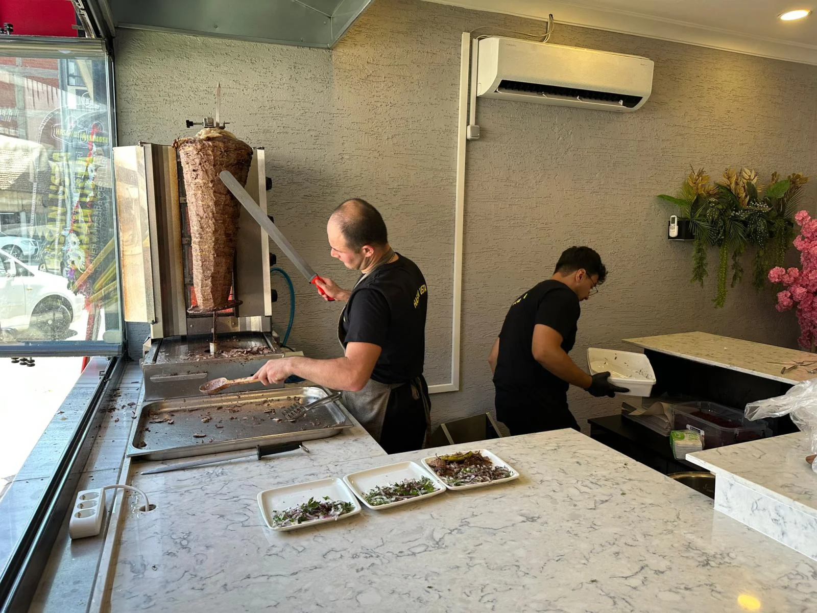 İnegöl'e 36 yıllık lezzet! Hasan Usta Döner ve Izgara açıldı