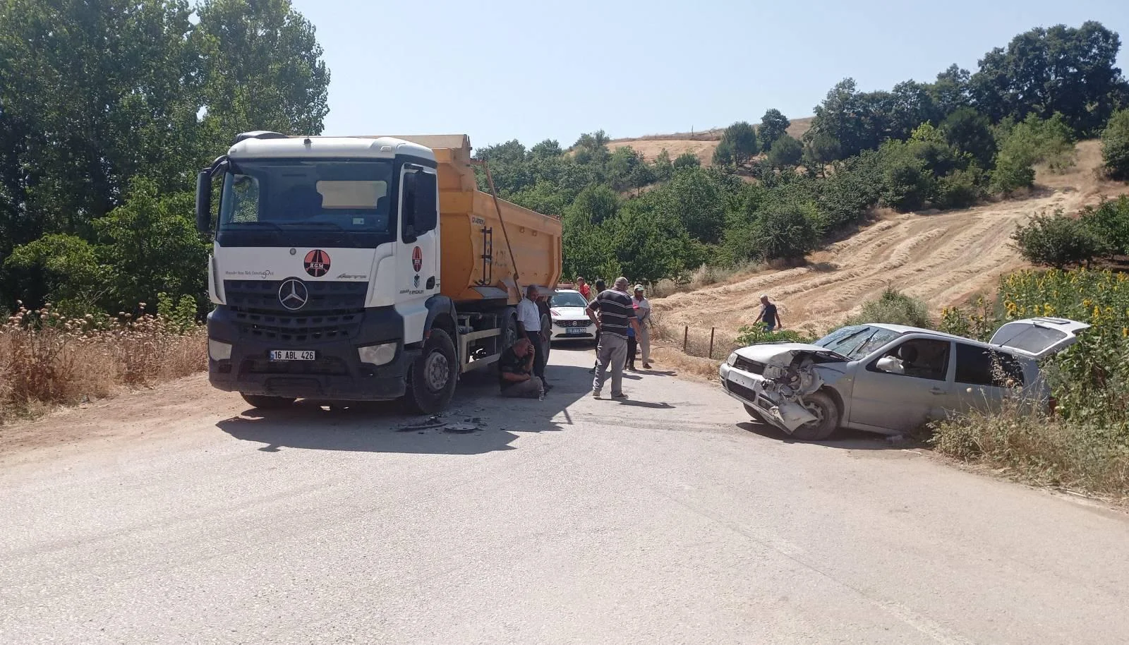 İnegöl'de kamyona çarptı; 2 yaralı