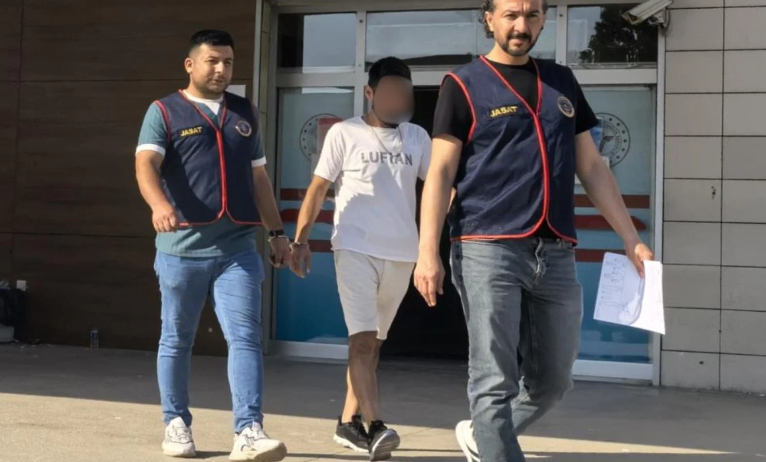 Sevgilisi ile çay içerken yakalandı