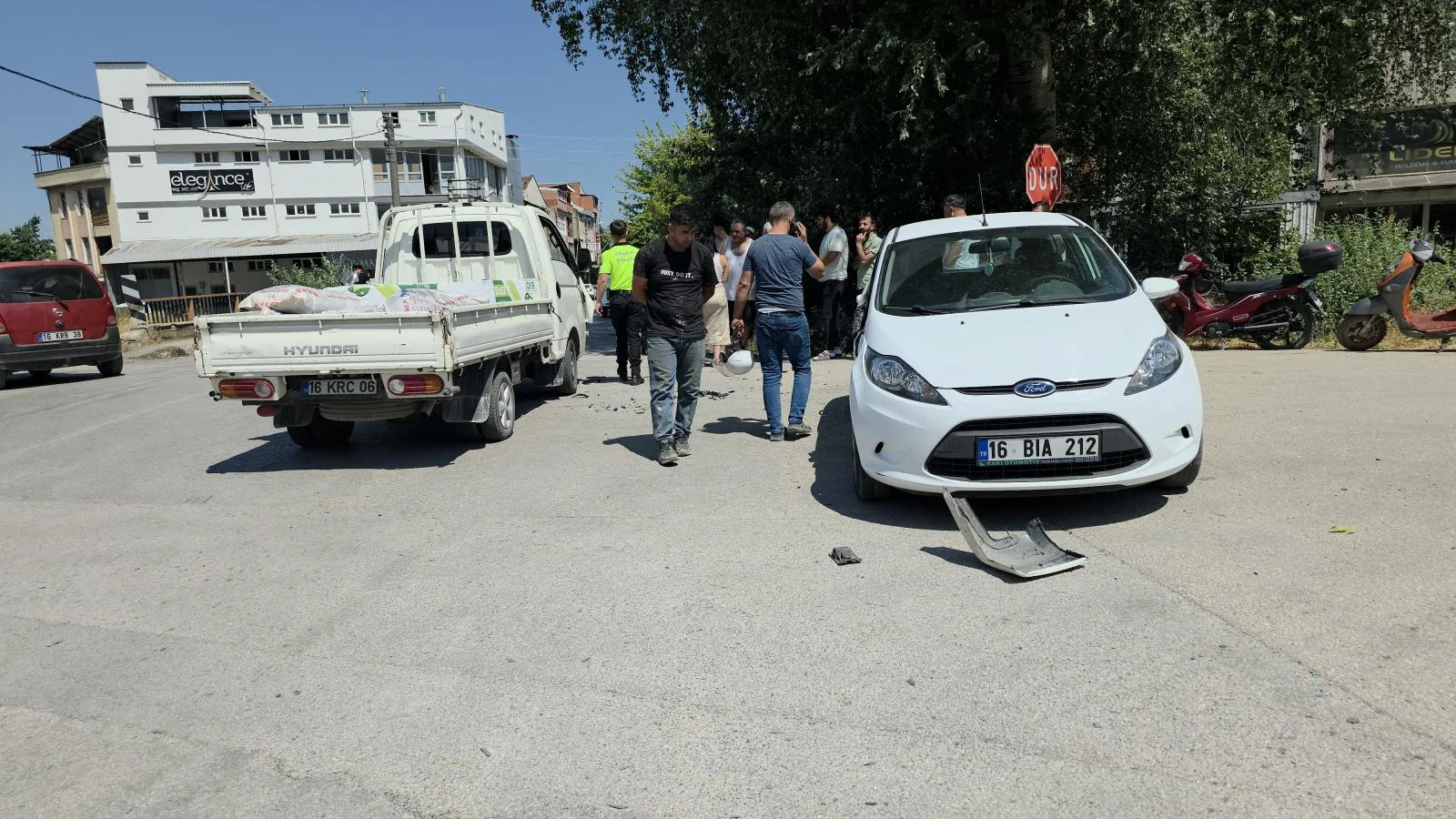 İnegöl'de korkutan kaza; 1'i çocuk 3 yaralı