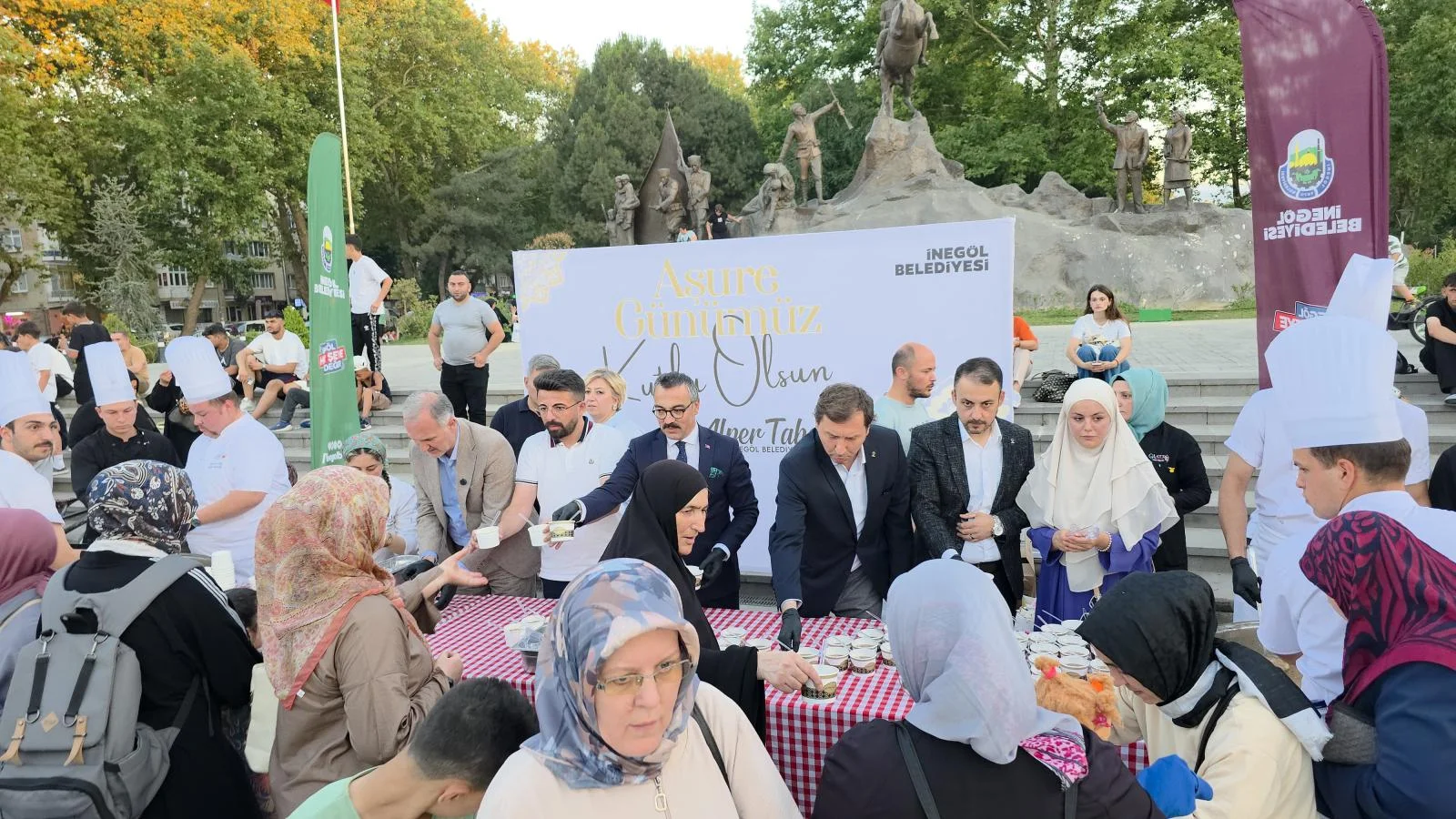 İnegöl Belediyesi'nden 3 bin kişilik aşure ikramı