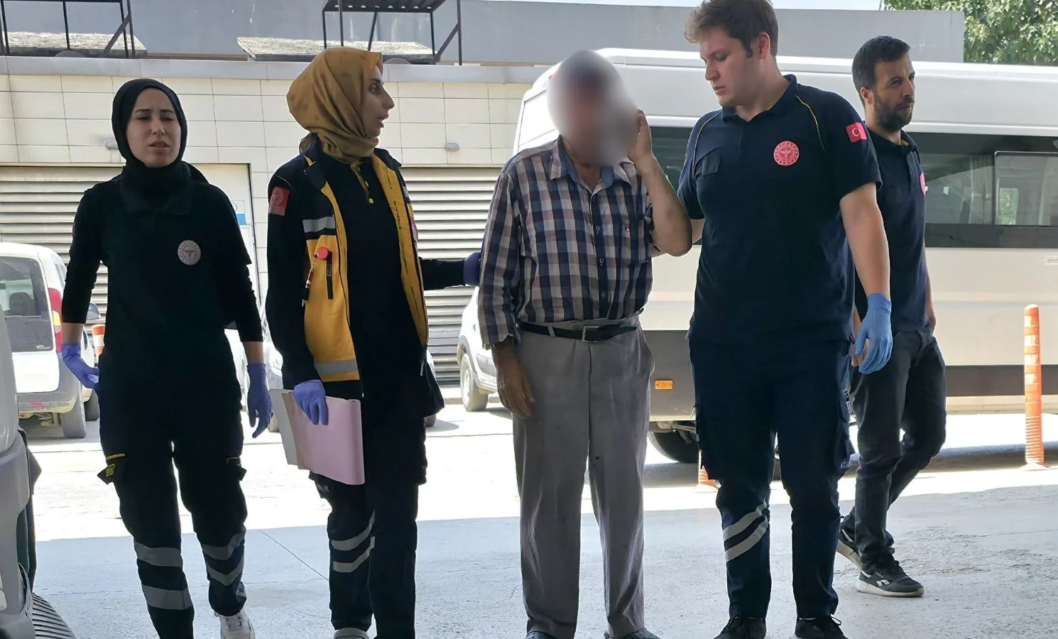 Kendisini hortumla ıslatmayan bahçıvanı dövdü!