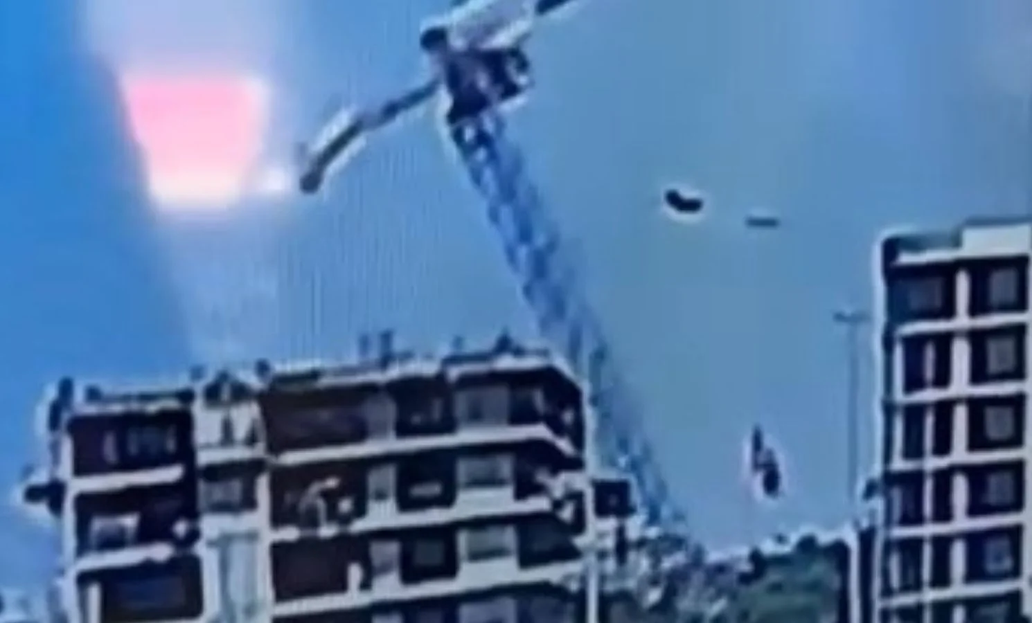 İnşaat alanındaki vinç devrildi!