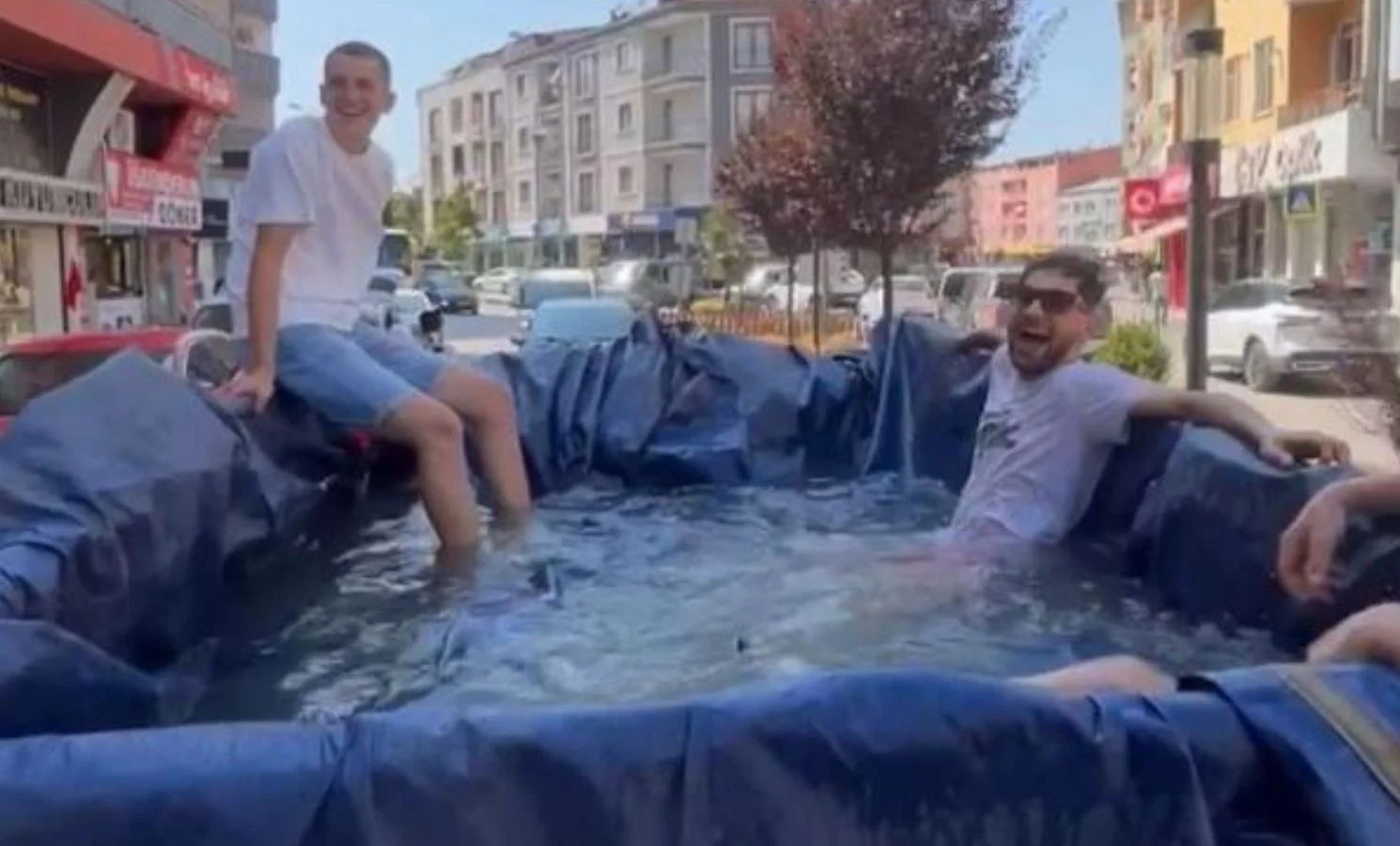 Traktörün römorkunu havuz yapıp şehir turu attılar