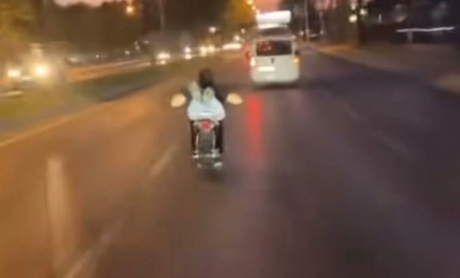 Motosikletin üzerine yatarak ölümüne kullandı!