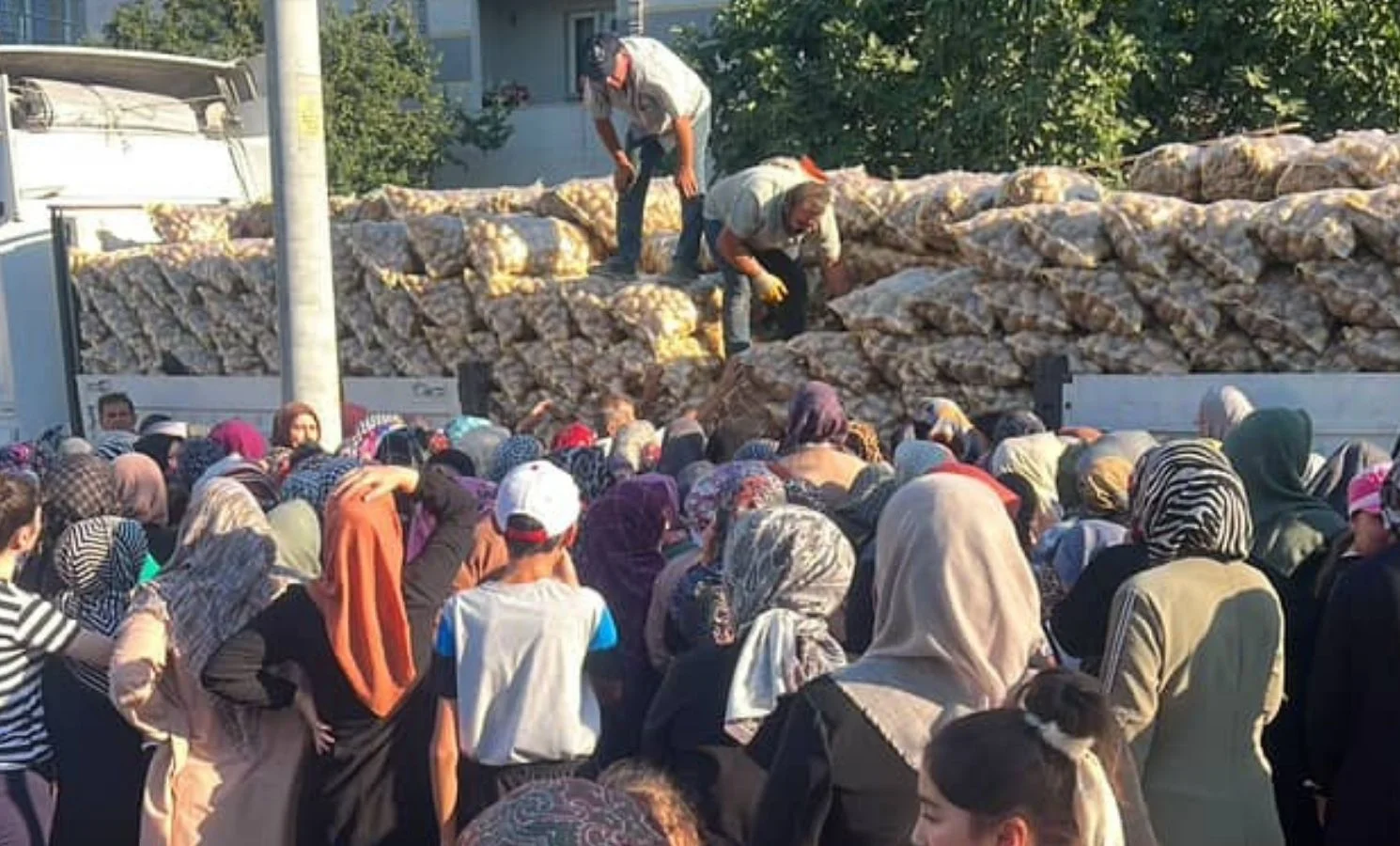 İnegöl'de izdiham! 1 TIR dolusu patatesi ücretsiz dağıttı