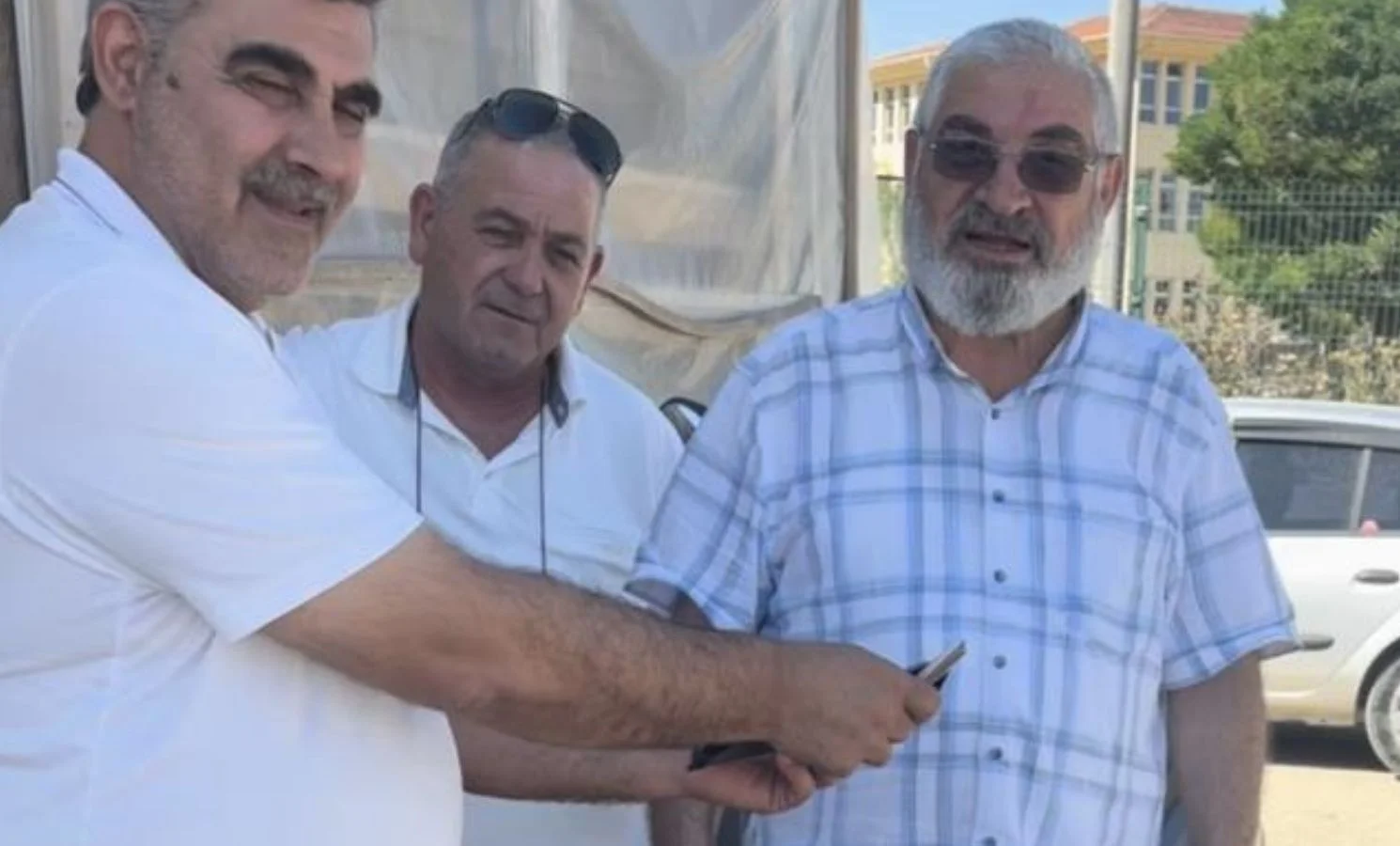 İnegöl'de bulduğu içi para dolu cüzdanı sahibine teslim etti