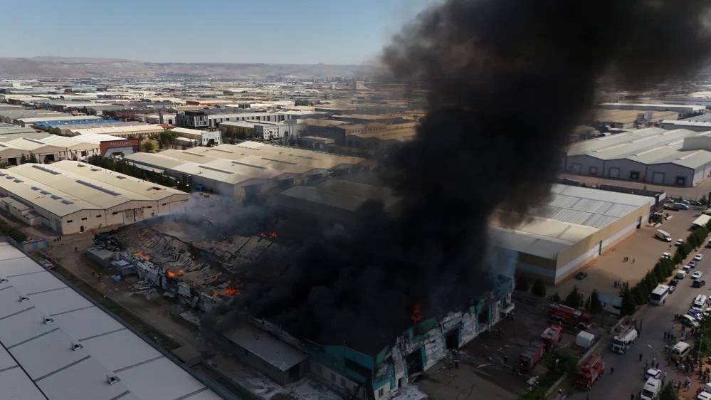 Kayseri'de dev mobilya fabrikası küle döndü