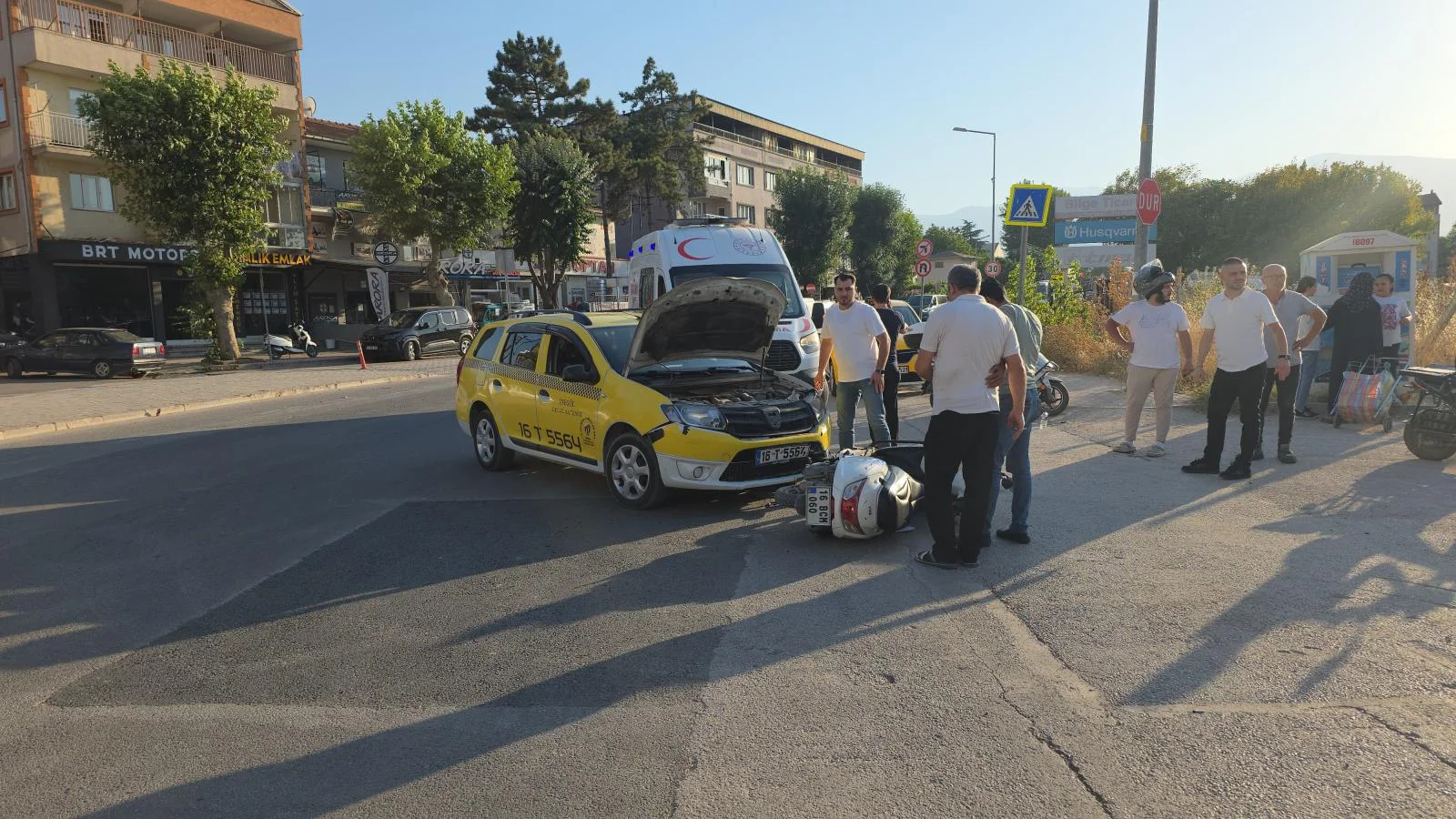 Altay Caddesi'nde Taksi ve Motosiklet Çarpıştı