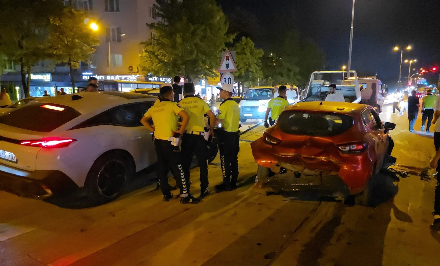 Zincirleme Trafik Kazası: Yaralılar Hastaneye Kaldırıldı