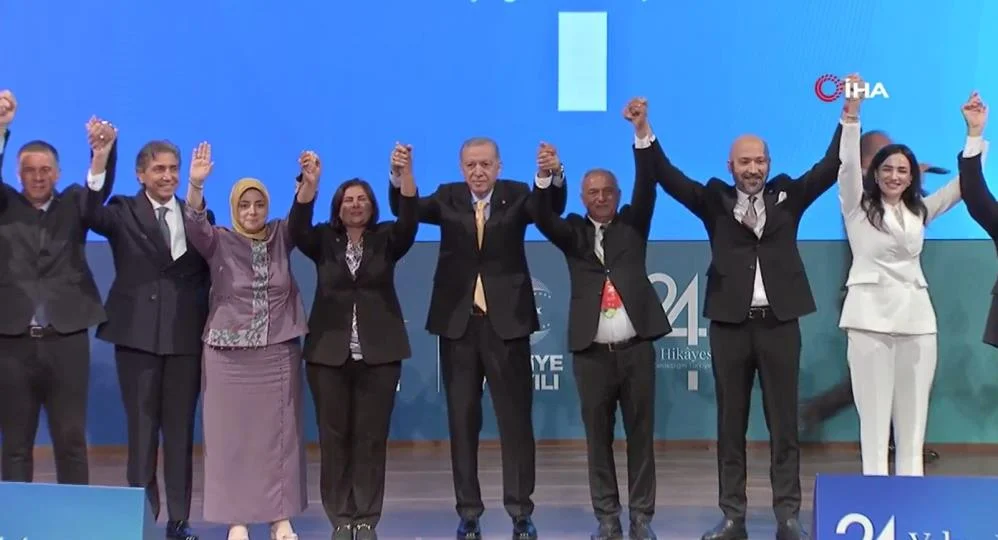 Özlem Çerçioğlu AK Parti'ye katıldı!