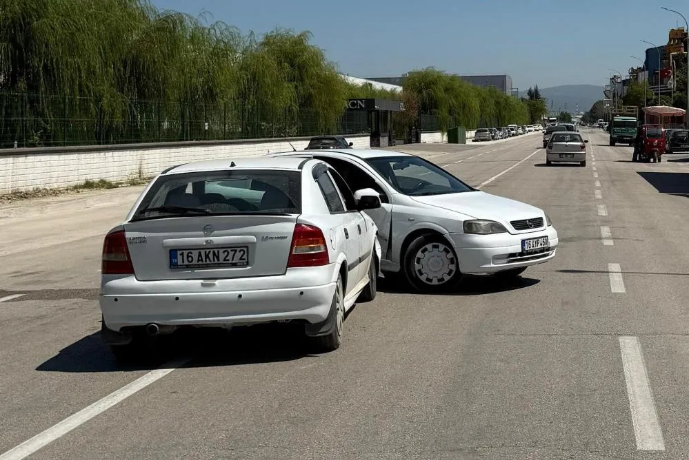 İnegöl’de 2 otomobil çarpıştı: 2 kişi yaralandı