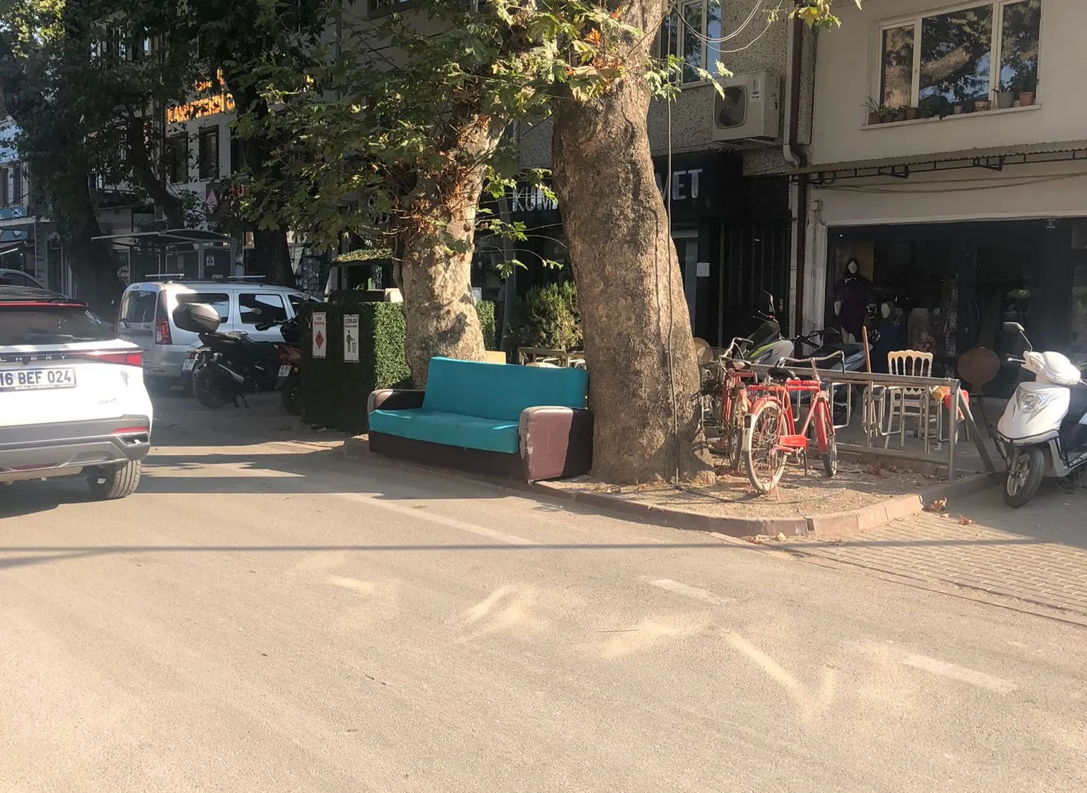 Duyarsız Vatandaş Koltuğunu Caddede Bıraktı