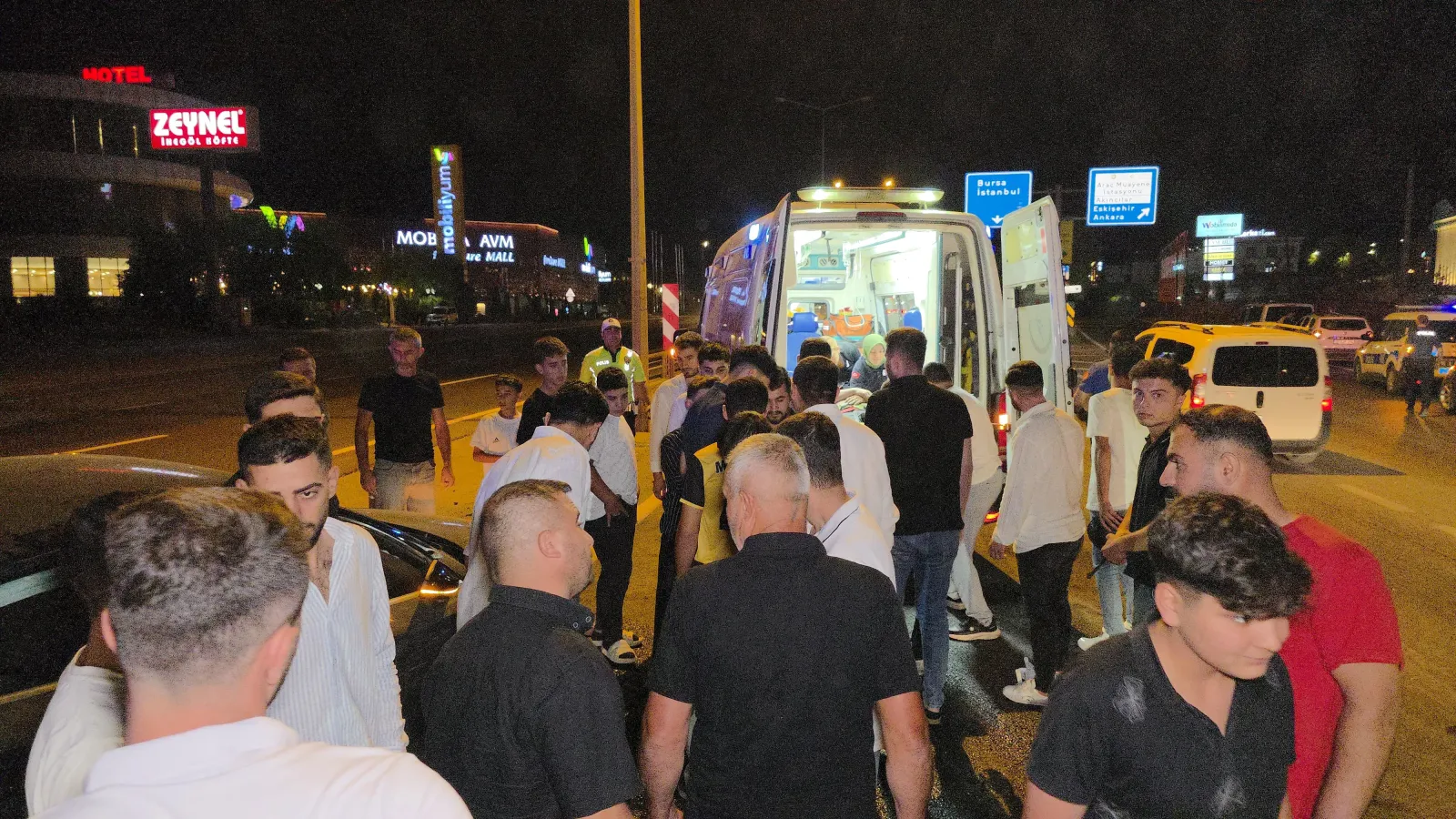 Kontrolden çıkan otomobil bariyerlere çarptı