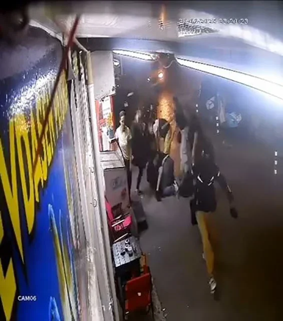 Adamların kavgasına kadın da tekme ile karıştı