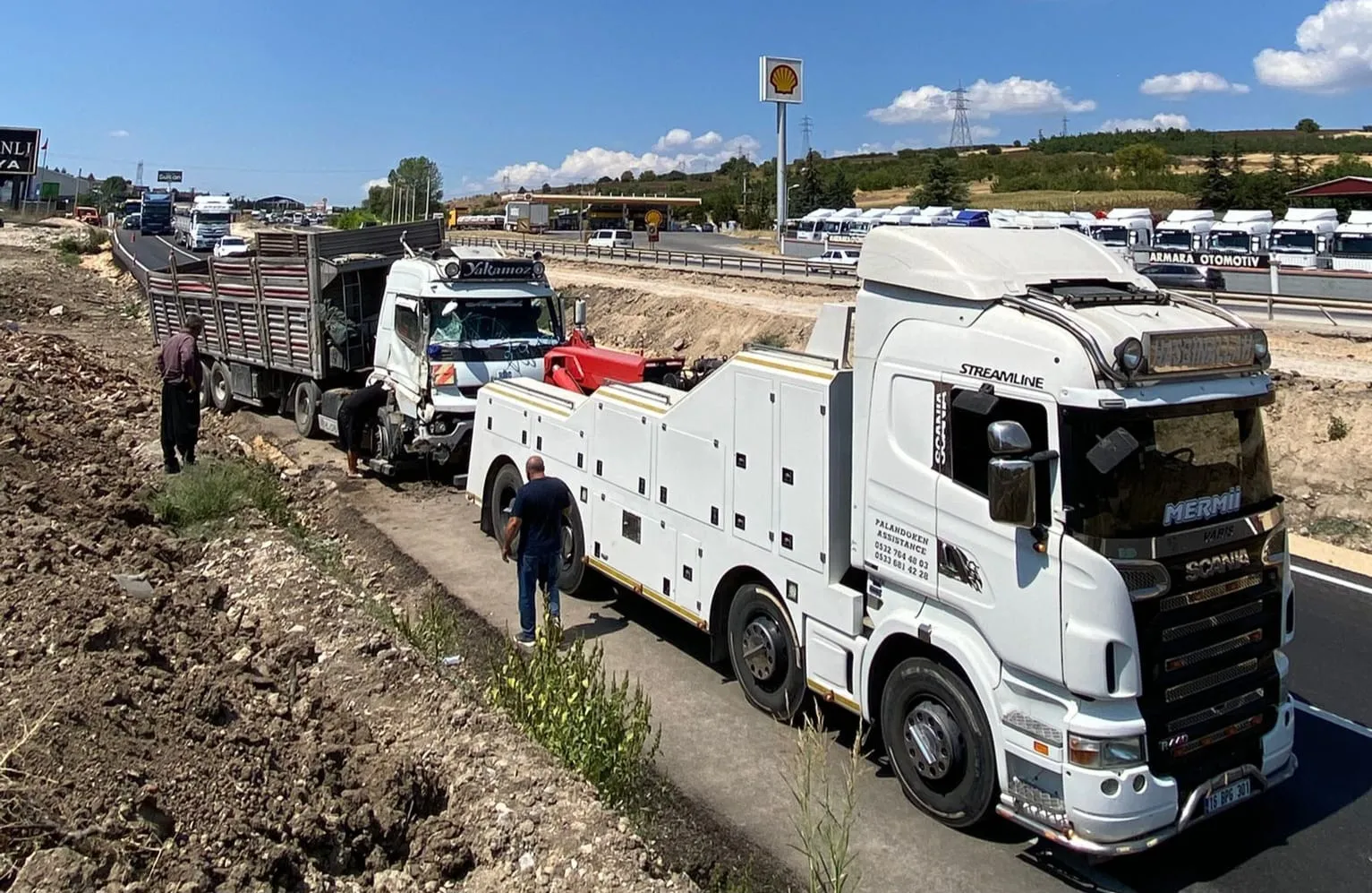 İnegöl'de Tır Şarampole Yuvarlandı