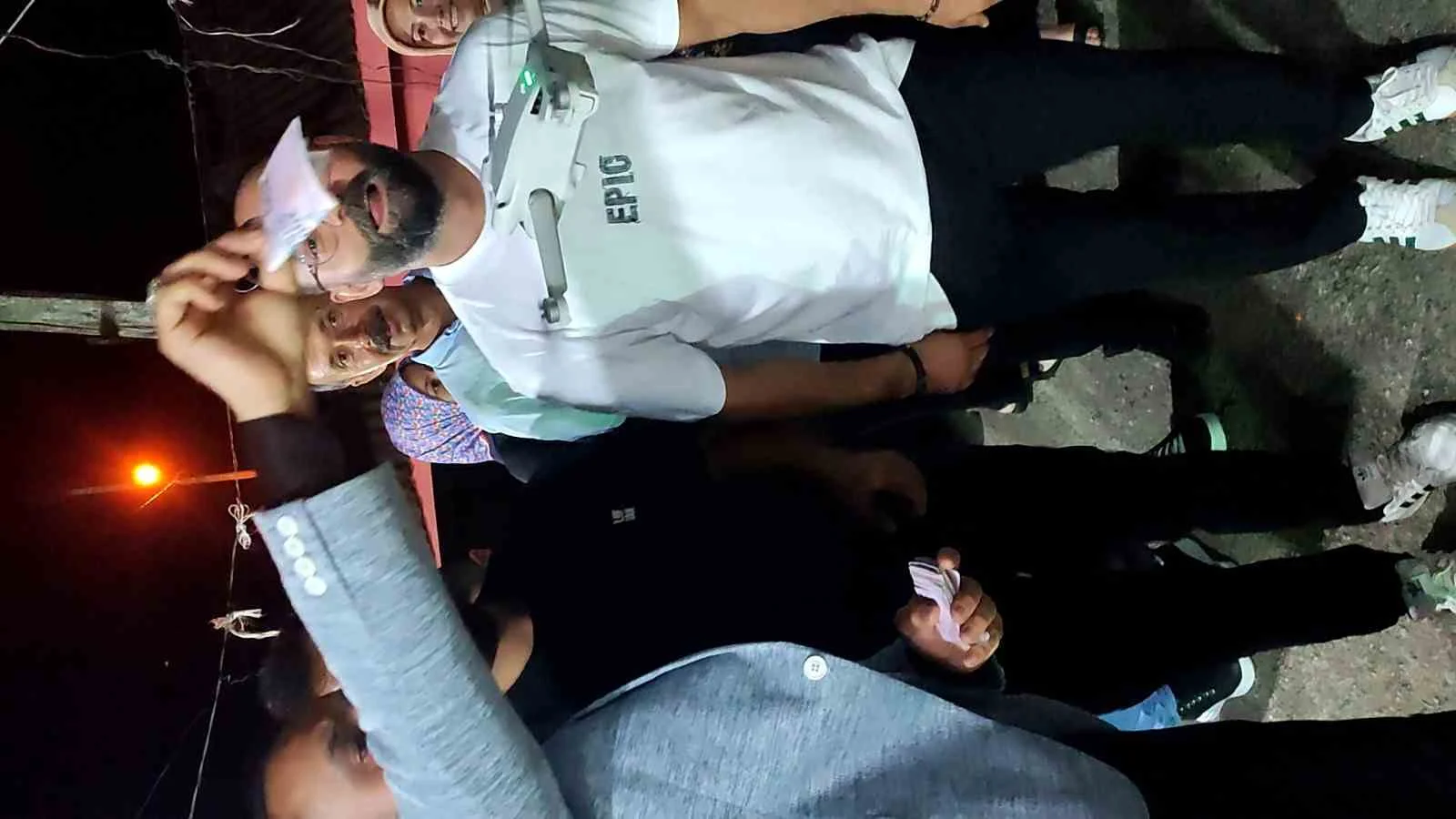 Para takılmak istenen dron halaya çarptı