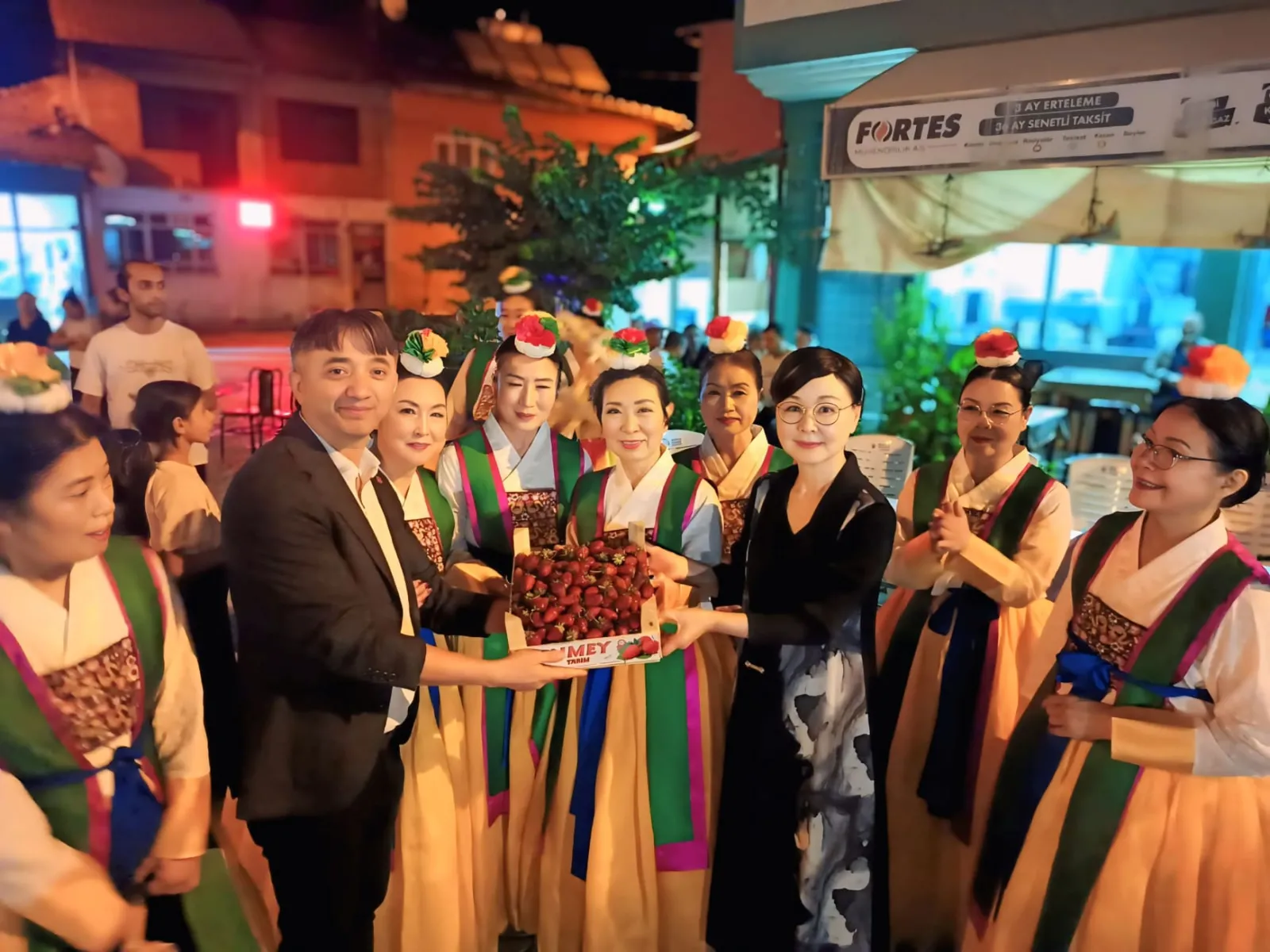 Çitli’de renkli gece: Güney Koreli dans ekibi büyük ilgi gördü