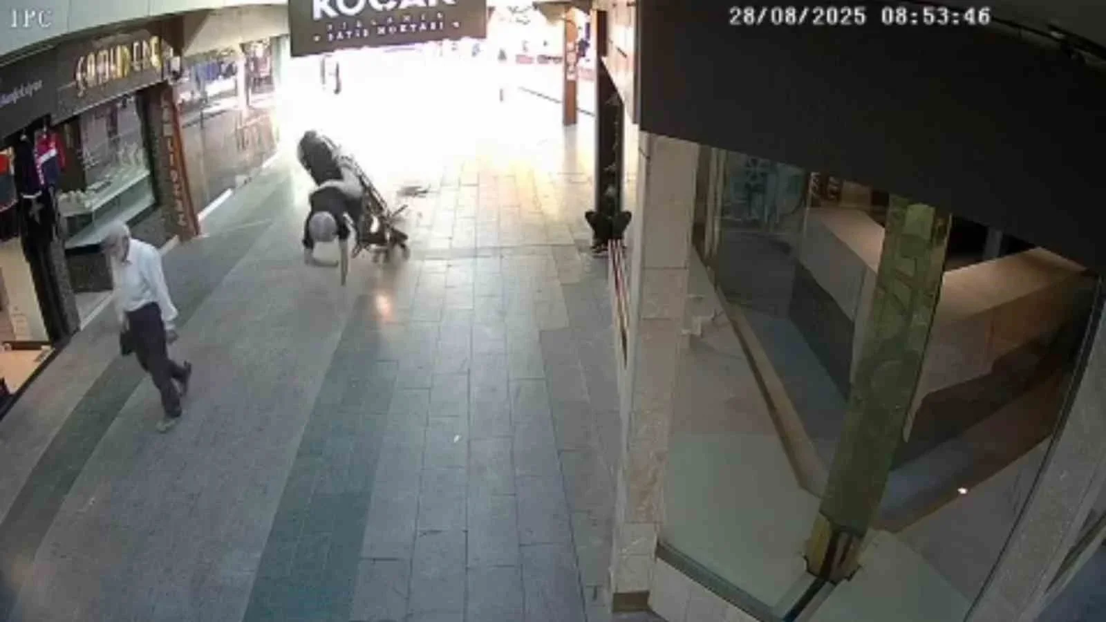 Motosiklet sürücüsü çarşı içinde ölümden döndü