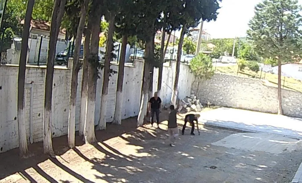 Belediye başkanı zabıtaya sopayla saldırdı!
