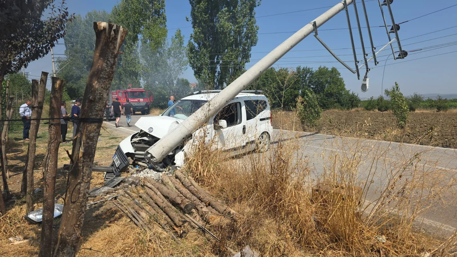 İnegöl'de korkunç kaza: Araç elektrik direğini devirdi, sürücü ağır yaralı