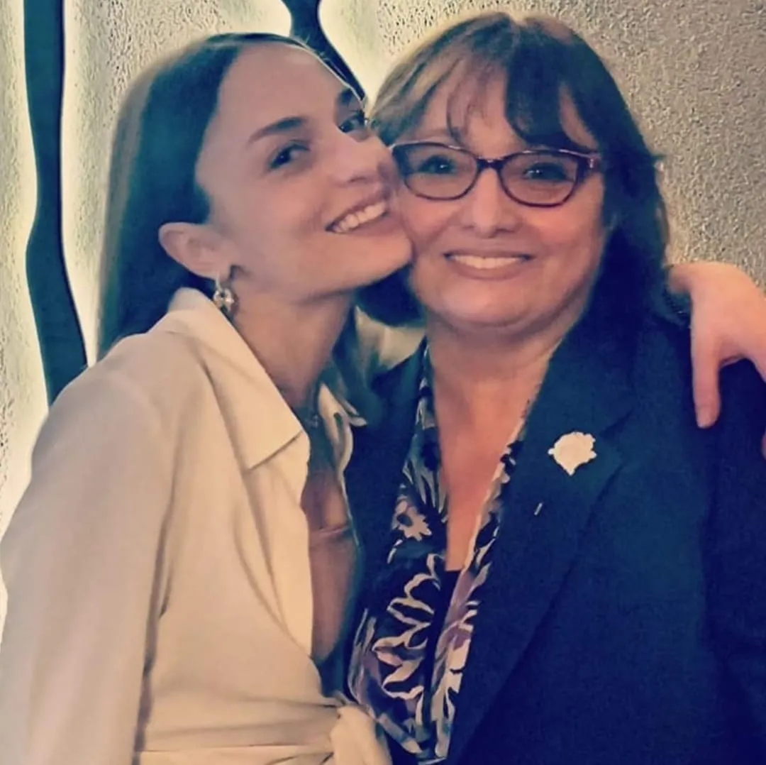 Ünlü Oyuncu Nilperi Şahinkaya Annesini Kaybetti