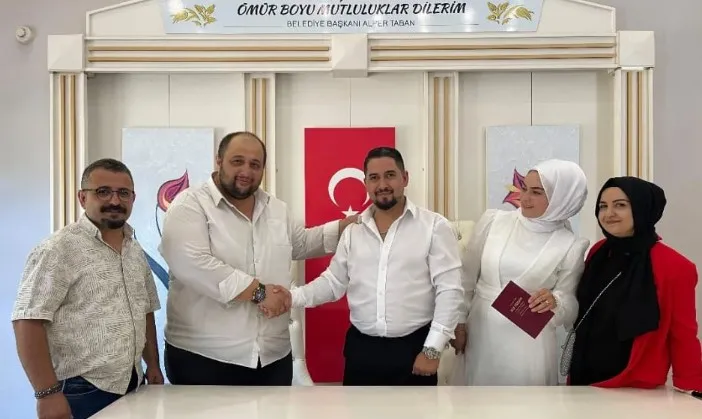 Nikahına geç kalan çift halk otobüsü ile salona yetişti