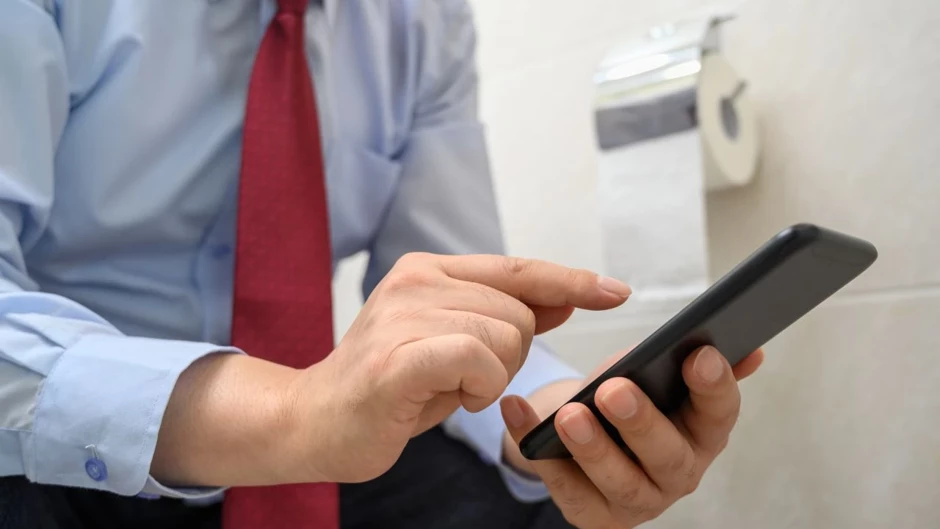 Tuvalete telefonla girenler bu tehlikeye dikkat!