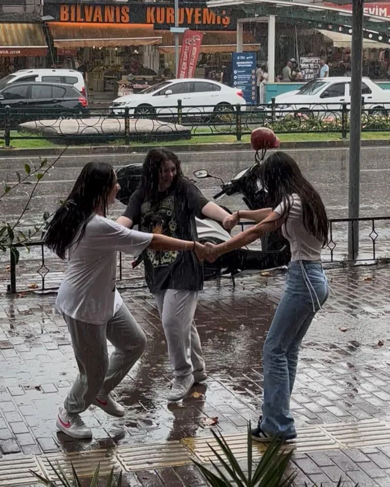 Kurak günlerin ardından yağmur sevincini doyasıya yaşadılar