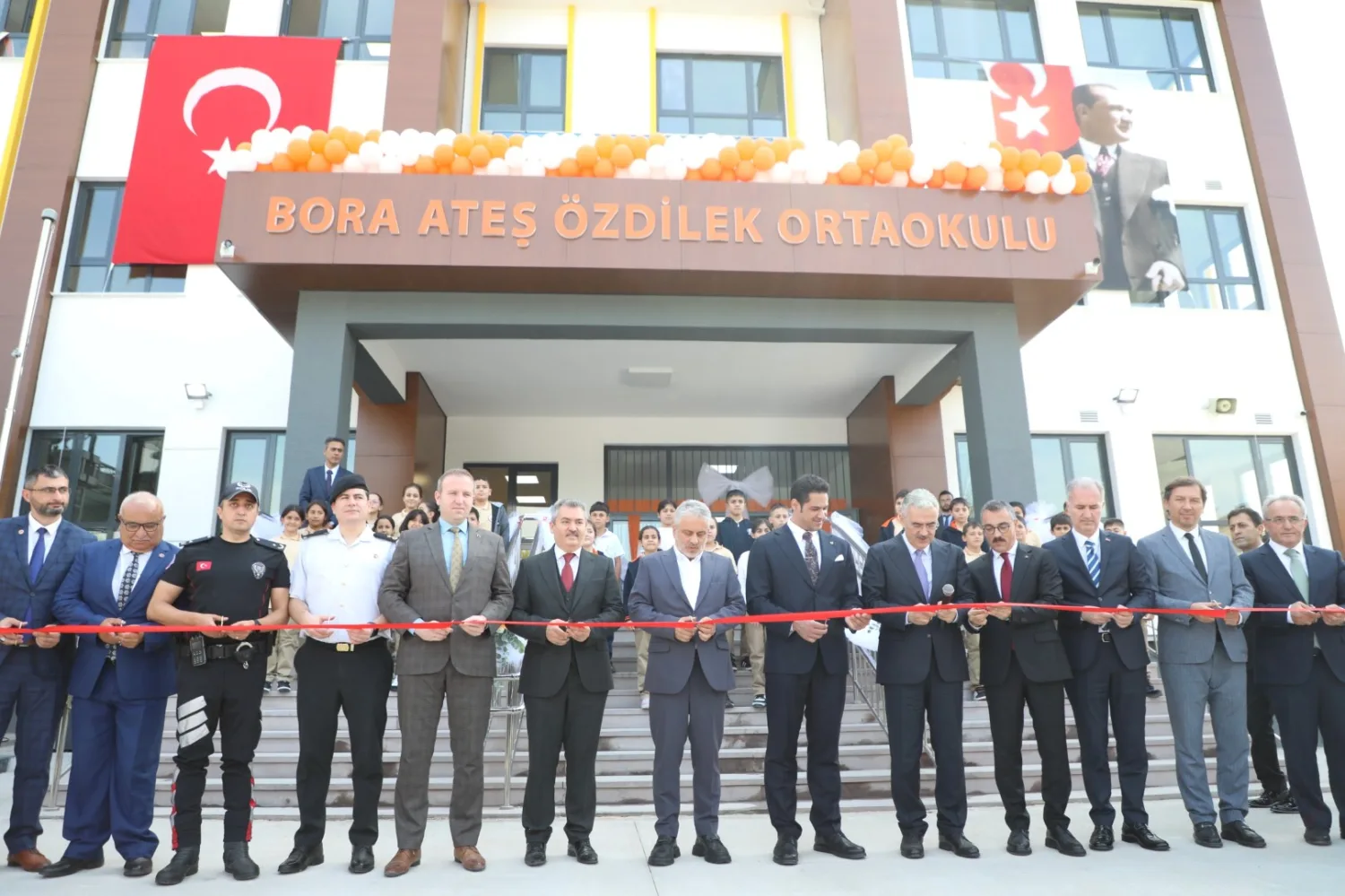 Hayırsever Özdilek ailesi İnegöl’e ortaokul kazandırdı