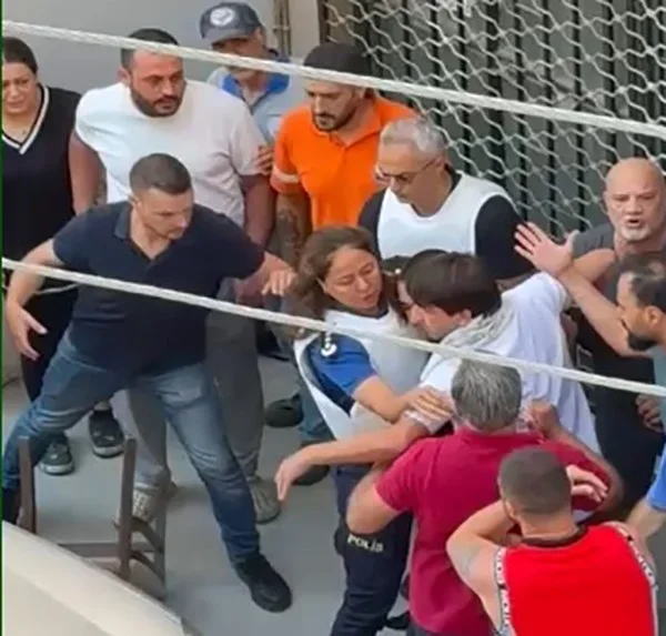 Linç edilmek istedi polis havaya ateş ederek kalabalığı durdurdu
