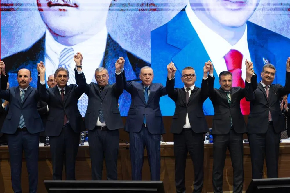 Konya’da iki belediye başkanı AK Parti’ye katıldı: Erdoğan rozetlerini taktı