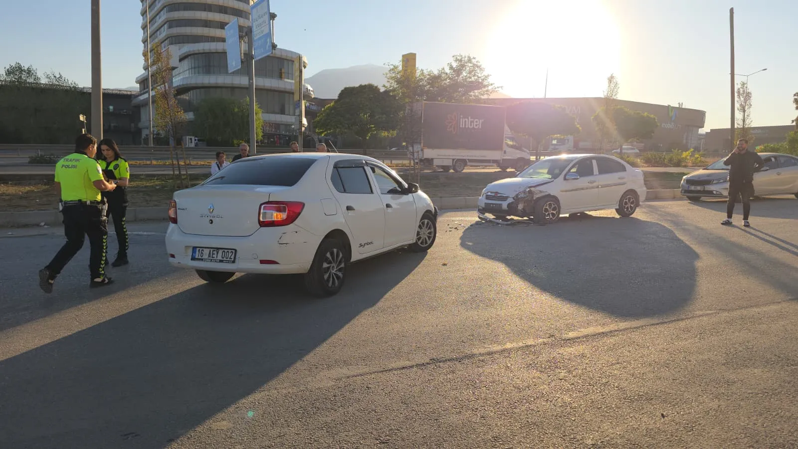 İnegöl'de kafa kafaya çarpıştılar; 4 yaralı