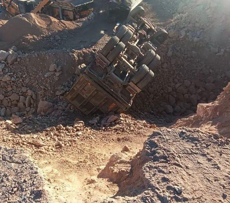 İnegöl'de korkutan kazada kamyon ters döndü: Sürücü yaralandı