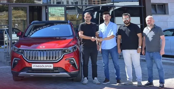 İnegölspor’un hediye ettiği TOGG’u geri bağışladı