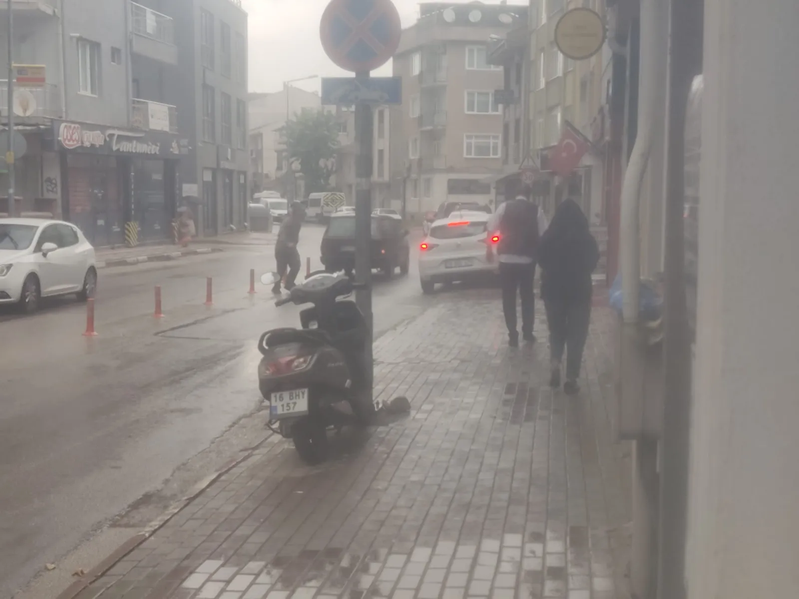 Kimisi Sığındı, Kimisi Yürüdü: İnegöl’de Yağmura Renkli Tepkiler