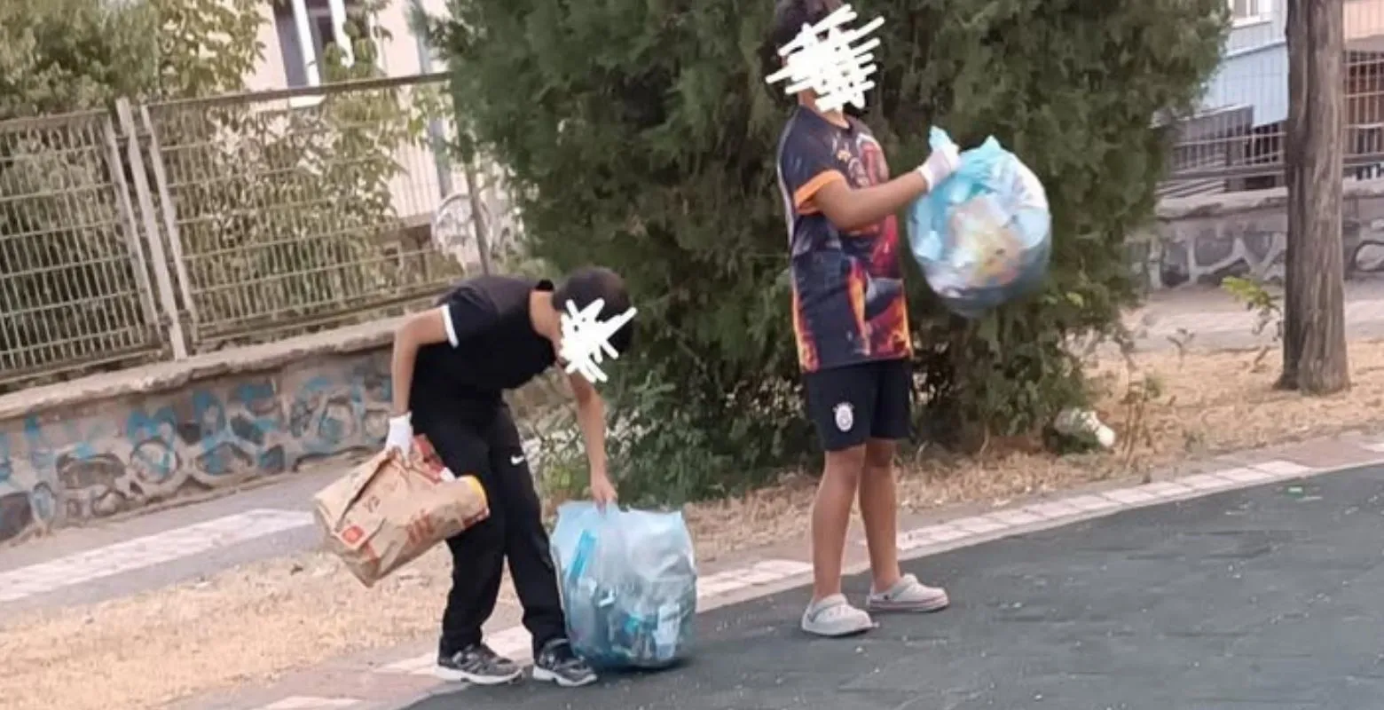İnegöl'de parkı çocuklar temizledi