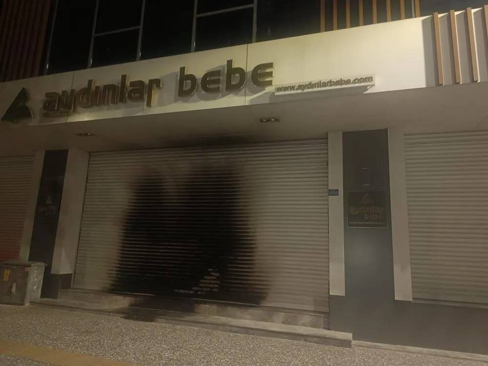 Mağazayı ateşe verip video çekti!