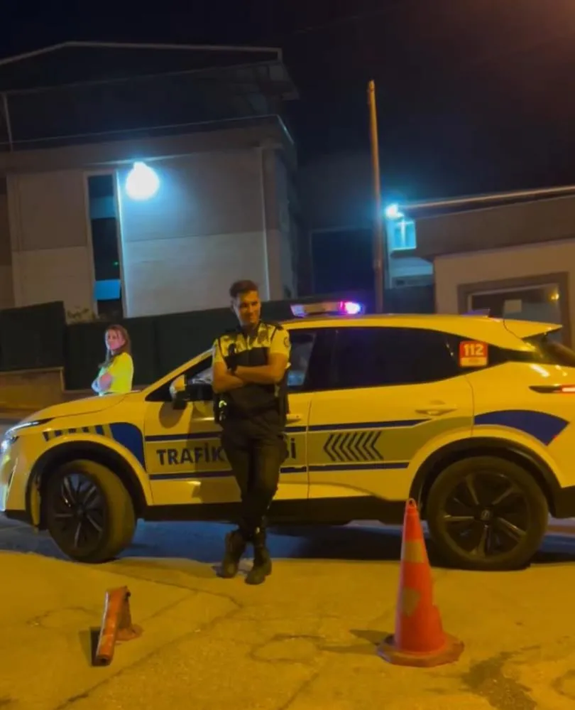 Plaka yerine "Ölüler görür" yazdırdı ama polis görünce...