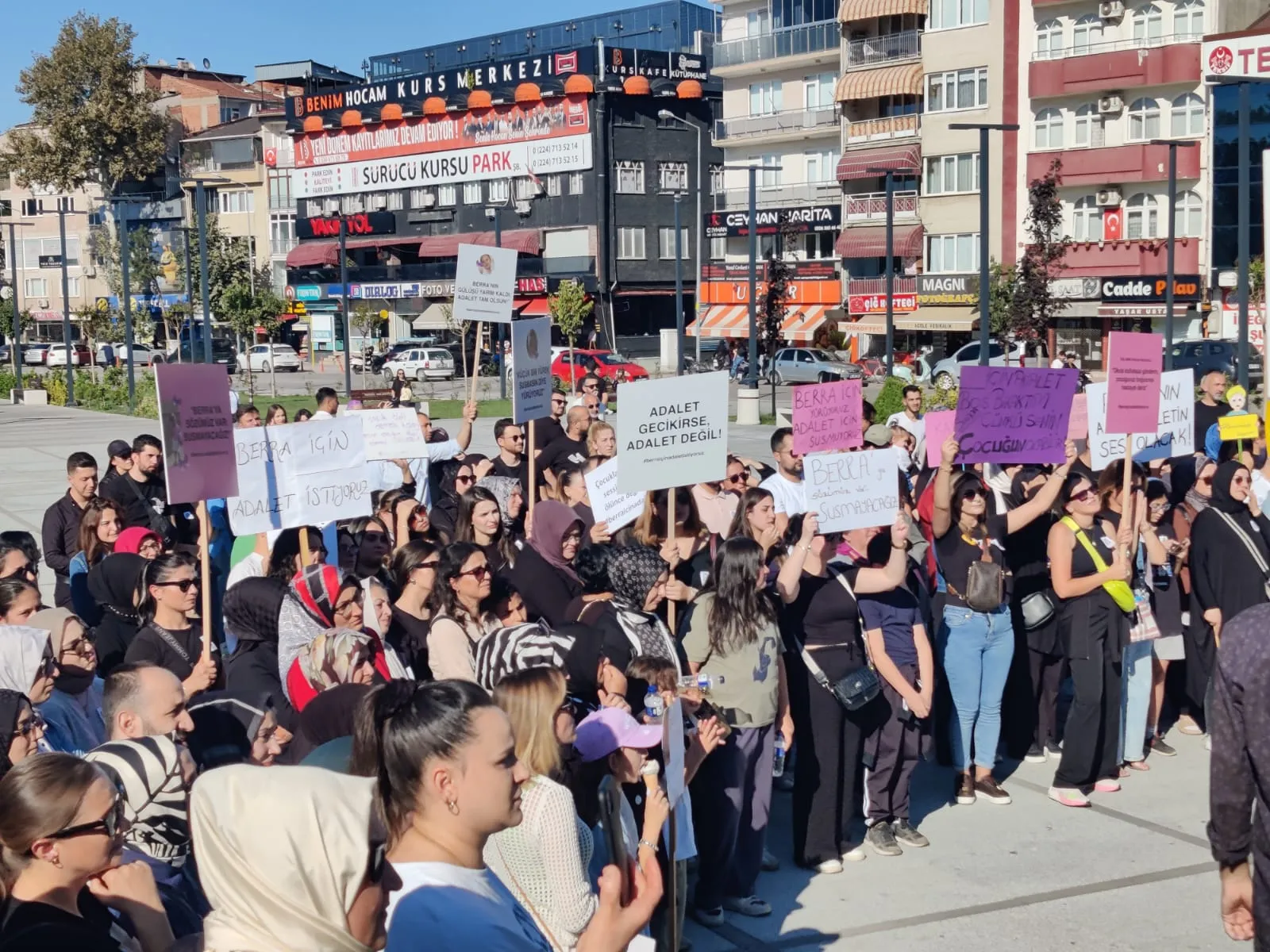 İnegöl'de yüzlerce kişi Berra için slogan atıp yürüdü