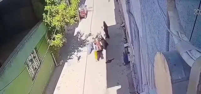 Kucağında çocukla dehşeti yaşadı!