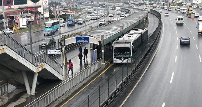 Kadıköy Acıbadem’de Metrobüs Kazası: Araçlar Hasar Gördü