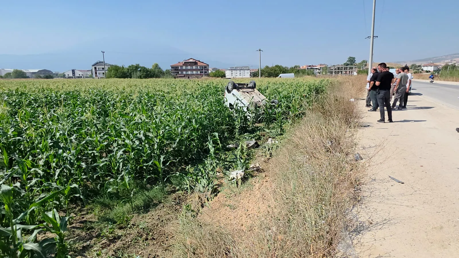 İnegöl'de 5 kişinin bulunduğu araç tarlaya uçtu!