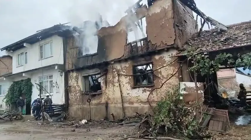 İnegöl'de ahşap ev yandı! 2 kişi ölümden döndü