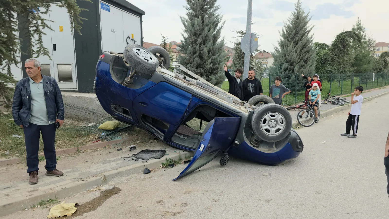 Korkunç kazada otomobil ters döndü